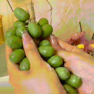 Vinuva™ — Elevate Your Shower with Silky Skin and Irresistible Grape Bliss
